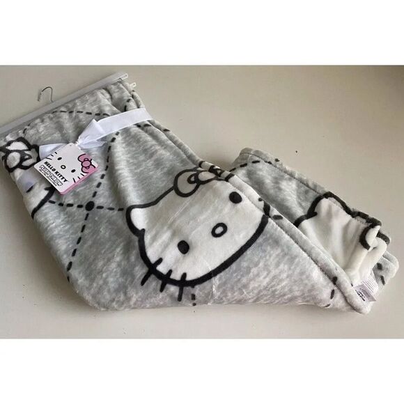 HELLO KITTY Blanket Throw 50"x70" Super Soft Plush Gray Pink White NEW - Picture 2 of 15